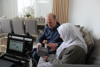 Yaşlı kadının kimlik kartı evinde yenilendi