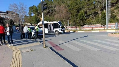 Yaya geçidinde hafif ticari araç yayaya çarptı:1 yaralı