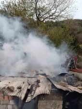 Yayladağı&rsquo;nda metruk ev yangını