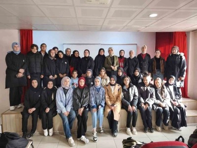 Yazar Hilal Demir öğrencilerle buluştu