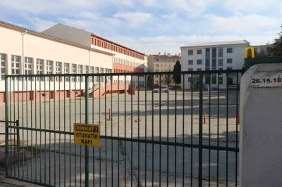 Yediği gıdadan zehirlenen lise &ouml;ğrencisi hastaneye kaldırıldı