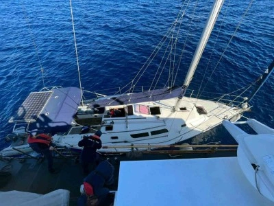 Yelkenli teknede 22 d&uuml;zensiz g&ouml;&ccedil;men ve bir g&ouml;&ccedil;men ka&ccedil;ak&ccedil;ısı yakalandı