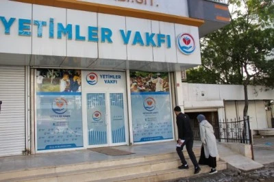 Yeni Evli Çiftten Anlamlı Bağış: Düğün Takılarını!