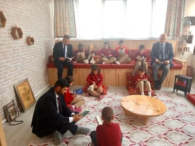 Yeni yapılan k&uuml;lt&uuml;r odasında kitap okuma etkinliği ger&ccedil;ekleştirildi