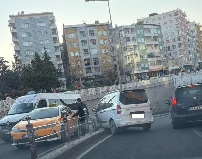 Yenişehir&rsquo;de Kaza: Otomobil Orta Ref&uuml;je &Ccedil;arptı