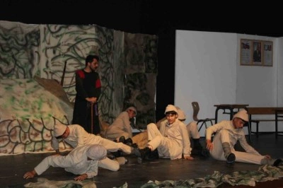 Yer Ayrı Ruh Aynı tiyatro gösterisi büyük beğeni topladı