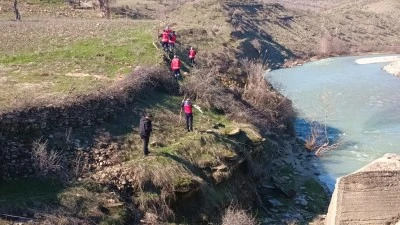 Yer yarıldı i&ccedil;ine girdi: Ekipler her yerde onu arıyor
