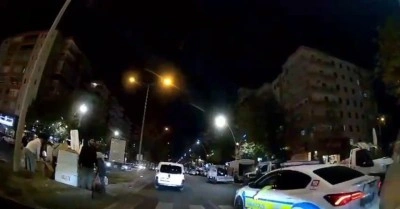 Yere d&uuml;şen &ccedil;ocuğun hastaneye yetiştirilebilmesi i&ccedil;in polis sıkışık trafiği a&ccedil;tı