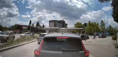 Yeşil ışıkta ilerlemeyen s&uuml;r&uuml;c&uuml; trafiği kilitledi