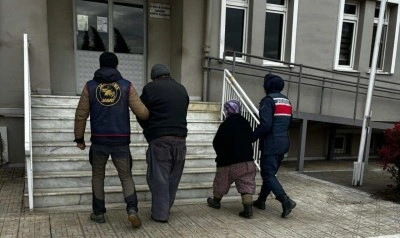 Yevmiyeli çalıştıkları çilek bahçesinde yakalandılar