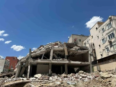 Yıkım çalışması yarım bırakılan bina tehlike saçıyor