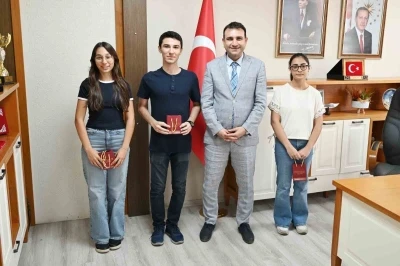 YKS&rsquo;de T&uuml;rkiye derecesi yapan Aydınlı &ouml;ğrenciler &ouml;d&uuml;llendirildi
