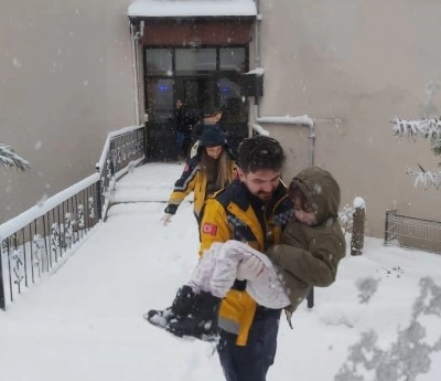 Yoğun kar sağlıkçıları durduramadı 2 hastayı hastaneye yetiştirdiler