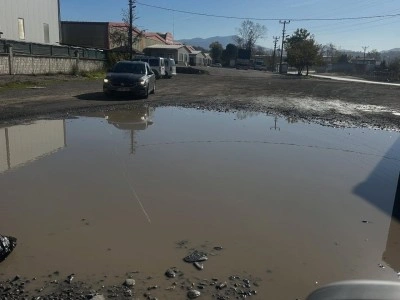 Yol g&ouml;lete d&ouml;nd&uuml;, kapalı pazar yerinde vatandaşın &ccedil;ilesi bitmiyor