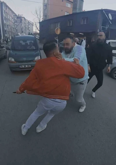 Yol verme kavgasında bı&ccedil;ak &ccedil;eken adamı vatandaşlar engelledi