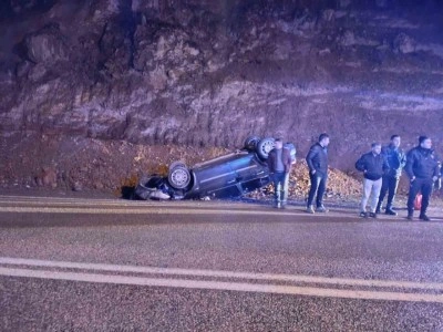 Yola d&uuml;şen kayalardan ka&ccedil;an otomobil takla attı: 2 yaralı