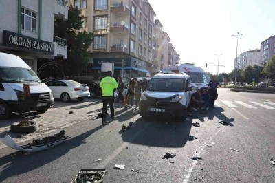 Yola kontrolsüz çıkan sürücü kazaya neden oldu: 3 yaralı