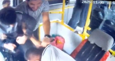 Yolcu ile tartışan halk otob&uuml;s&uuml; şof&ouml;r&uuml;ne meydan dayağı