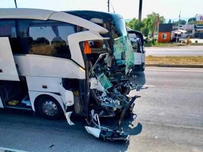 Yolcu otob&uuml;s&uuml;n&uuml;n &ccedil;arptığı kamyonet s&uuml;r&uuml;c&uuml;s&uuml; hayatını kaybetti, 15 kişi de yaralandı