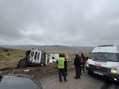Sivas'ta Meyve Yüklü Tır Devrildi, Sürücü Yaralandı