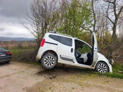 Yoldan &ccedil;ıkan otomobil ağaca &ccedil;arptı: 2&rsquo;si &ccedil;ocuk 4 kişi yaralandı