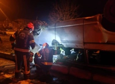 Yoldan &ccedil;ıkan otomobil ters d&ouml;nd&uuml;; 1 yaralı