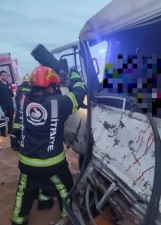 Yoldan çıkan sürücü seyir halindeki tıra çarptı