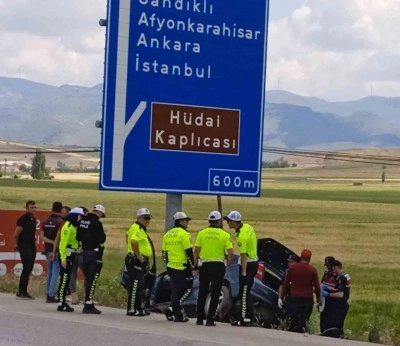 Yön tabelasına çarpan otomobildeki yaralılardan biri öldü