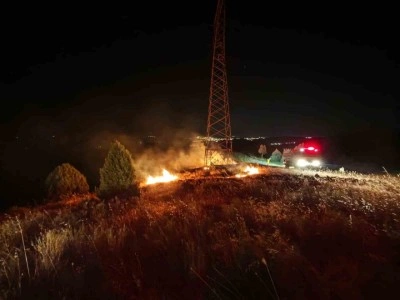 Yüksek gerilim hattı altında yangın çıktı