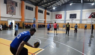Y&uuml;ksekova&rsquo;da 24 kasım &ouml;ğretmenler g&uuml;n&uuml; voleybol turnuvası başladı
