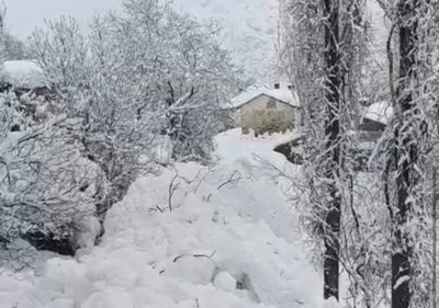  Y&uuml;ksekova'da &ccedil;ığ yerleşim yerine indi
