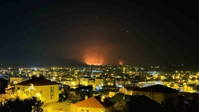 Y&uuml;ksekova&rsquo;da kuş cenneti olan Nehil Sazlığı yanıyor: Yangın t&uuml;m il&ccedil;eden g&ouml;r&uuml;ld&uuml;