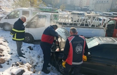 Y&uuml;ksekova&rsquo;da seyir halindeki otomobil yandı