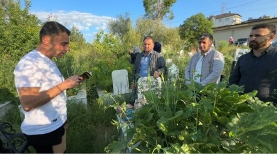 Yüksekova’da vatandaşlar bayram namazı sonrası mezarlıklara akın etti