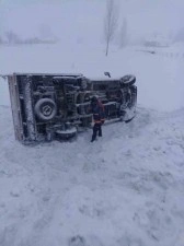 Yüksekova’da yoldan çıkan kamyonet devrildi: 3 yaralı