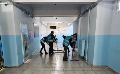 Yüksekova’da yükümlüler yarıyılda öğrenciler için kolları sıvadı