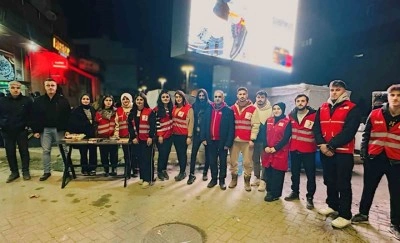 Yüksekova Kızılay Şubesi, Kadir Gecesi’nde vatandaşlara ikramda bulundu
