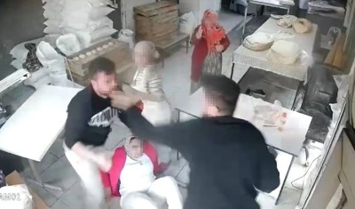 Yumruk yumruğa bor&ccedil; kavgasında kadın yerlerde s&uuml;r&uuml;klendi