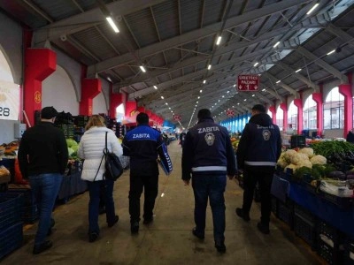 Zabıta ekipleri Pazar yerinde denetim yaptı