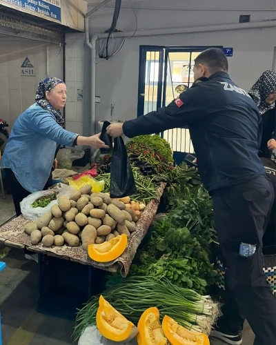 Zabıta ekiplerinden pazarcı esnafına &ccedil;&ouml;p poşeti desteği