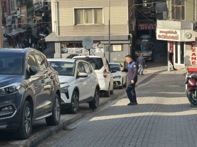 Zabıtadan kaldırım işgali yapan sürücülere ceza