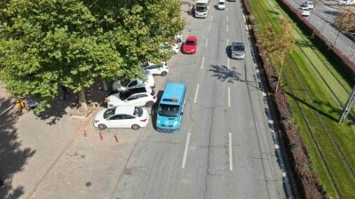 Zabıtadan yaya yoluna park eden ara&ccedil; ve s&uuml;r&uuml;c&uuml;lerine denetim