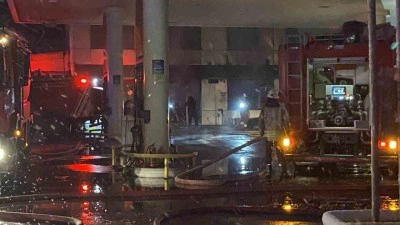 Zeytinburnu’nda bir akaryakıt istasyonu marketinde çıkan yangın paniğe neden oldu