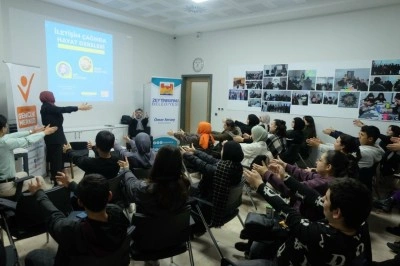 Zeytinburnu’nda gençlere artı 1 yazan seminer: ‘İletişim Çağında Hayat Dersleri’