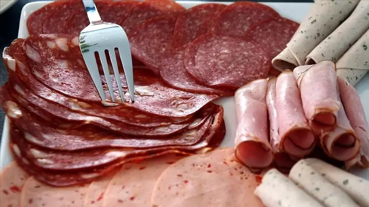 Zincir markette satılan salamda bakın ne çıktı!