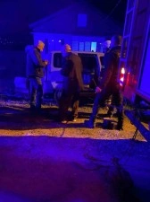 Zonguldak’ta hafif ticari araç inşaat halindeki evin çatısına uçtu