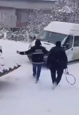 Zonguldak’ta iş makinesinin çarptığı öğrenci servisi metrelerce kayıp duvara çarptı