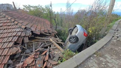 Zonguldak’ta kontrolden çıkan otomobil evin çatısına uçtu