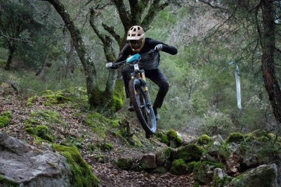 Zorlu parkurları bisikletiyle böyle aştılar