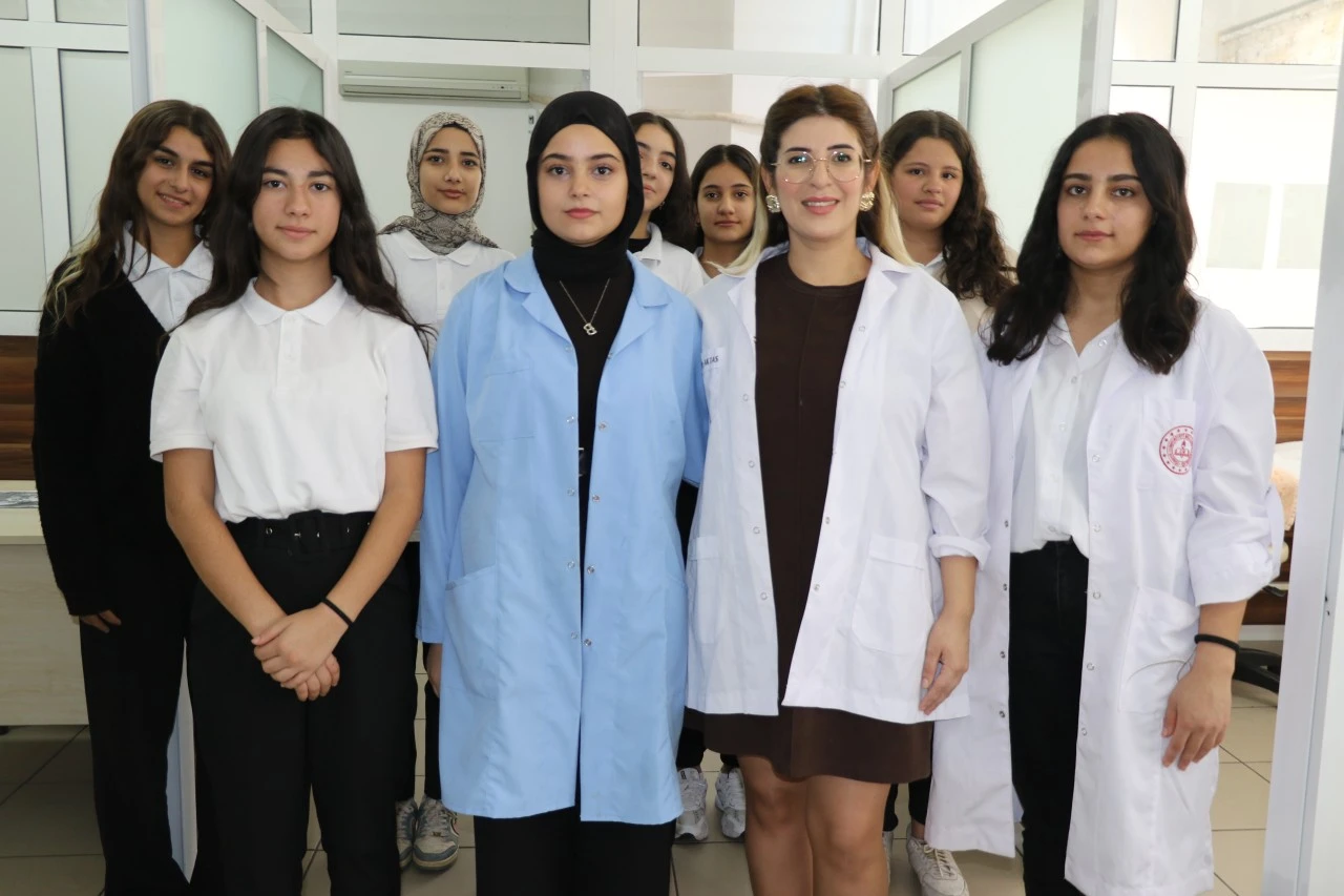 Dicle Kız Meslek Lisesi Öğrencileri Hem Eğitim Alıyor Hem Kazanıyor
